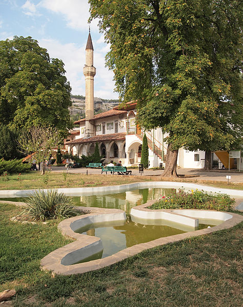 File:Bakhchisaray Palace yard2.jpg