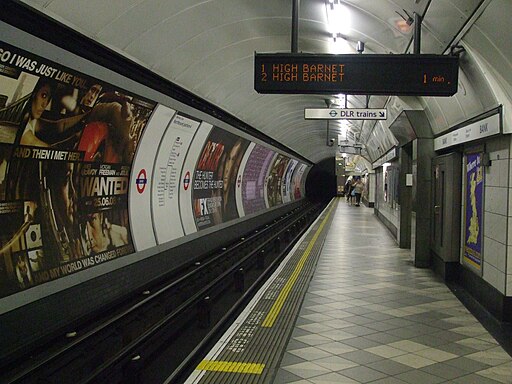 Bank station Northern northbound look south