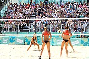 Deutsch: Beachvolleyball bei den Olympischen Jugendspielen 2018; Tag 9, 15. Oktober 2018; Mädchen, Viertelfinale: USA-Spanien 2–1 (21–19/17–21/15–9) English: Beach volleyball at the 2018 Summer Youth Olympics at 15 October 2018 – Girls Quarterfinals: USA-Spain 2–1 (21–19/17–21/15–9)