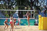 Deutsch: Beachvolleyball bei den Olympischen Jugendspielen 2018; Tag 8, 14. Oktober 2018; Mädchen, Achtelfinale – Bolivien-Puerto Rico 0:2 (18–21/18–21 ) English: Beach volleyball at the 2018 Summer Youth Olympics at 14 October 2018 – Girls Round of 16 – Bolivia-Puerto Rico 0:2 (18–21/18–21 )