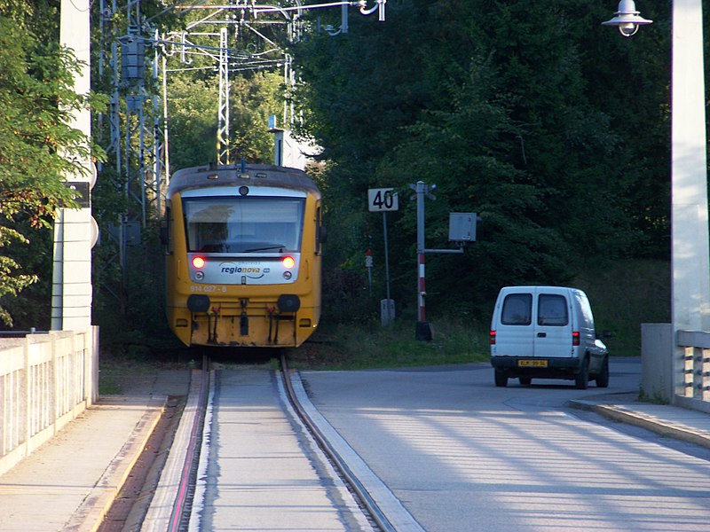 File:Bechyňský most Duha, Regionova a Bechyně zastávka.jpg