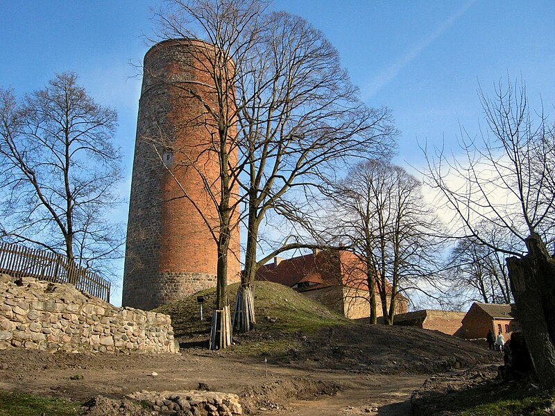File:Belzig,Burg Eisenhardt der Bergfried (Butterturm).jpg