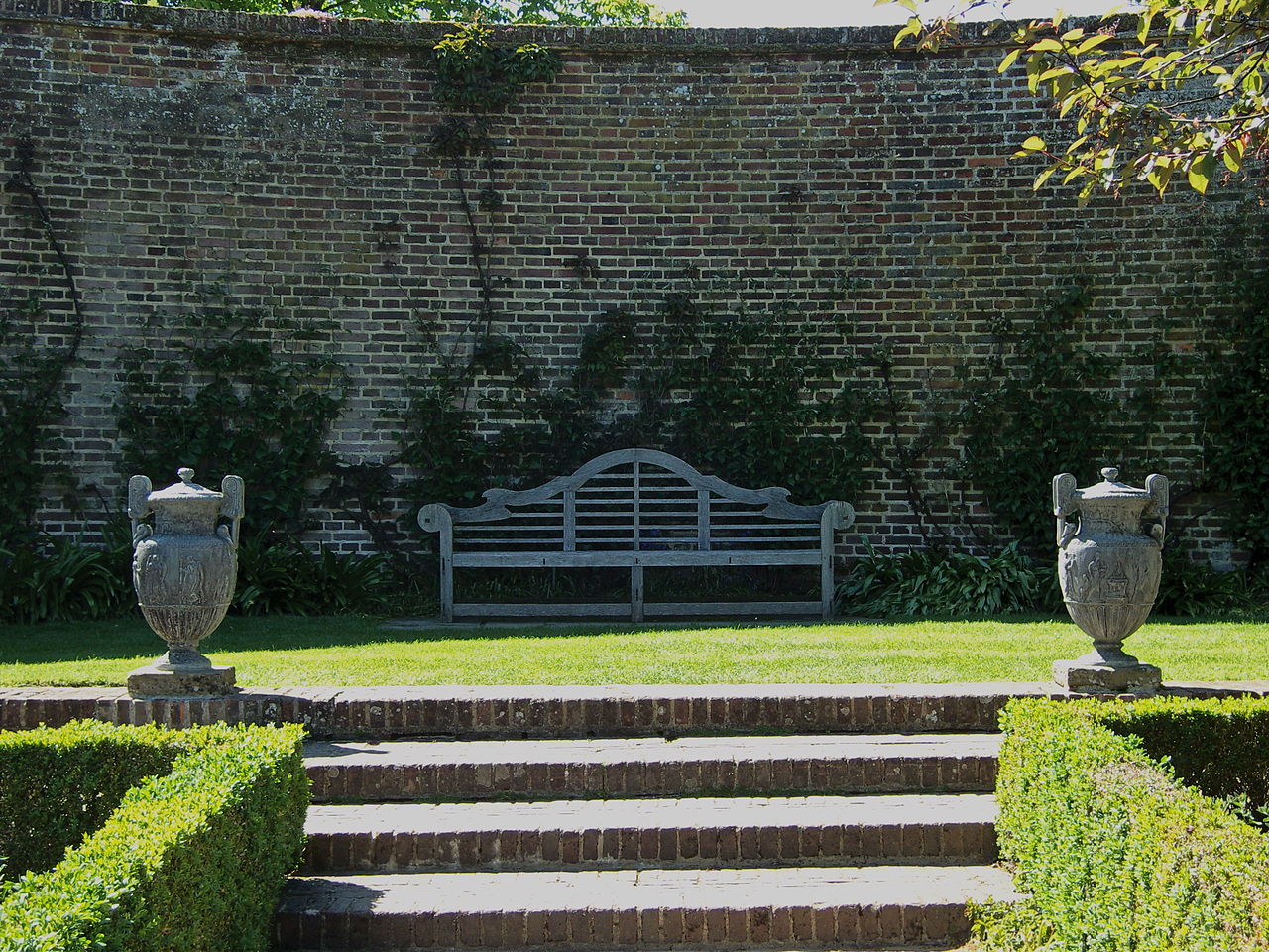 File:Bench, Sissinghurst.jpg - Wikimedia Commons