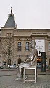 Բերտոլդ Բրեխտի հուշարձանը Բեռլիներ Անսամբլ թատրոնի մոտ