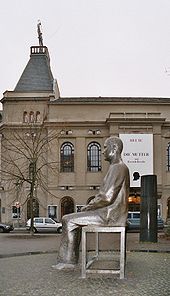 Bertolt-Brecht-Denkmal auf dem Bertolt-Brecht-Platz vor dem Berliner Ensemble (Quelle: Wikimedia)