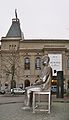 Brechtdenkmal, Bertolt-Brecht-Platz vor dem Berliner Ensemble