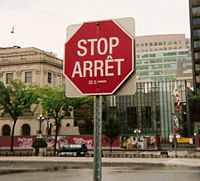 Placa em inglês e francês no Canadá, país oficialmente bilíngue