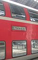 Zugziel­an­zei­ger aus bi­sta­bi­len An­zei­ge­ele­men­ten an ei­nem deutschen Nah­ver­kehrs­zug