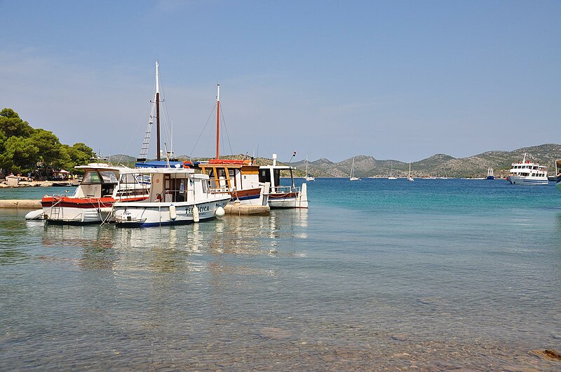 File:Boats in the bay Mir, Luka Telašćica.jpg