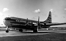 Pan Am -yhtiön Boeing 377 Heathrow'n lentoasemalla vuonna 1954.