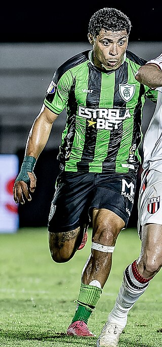 <span class="mw-page-title-main">Vítor Jacaré</span> Brazilian footballer (born 1999)