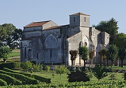 .L'église Saint-Paul au milieu des vignes