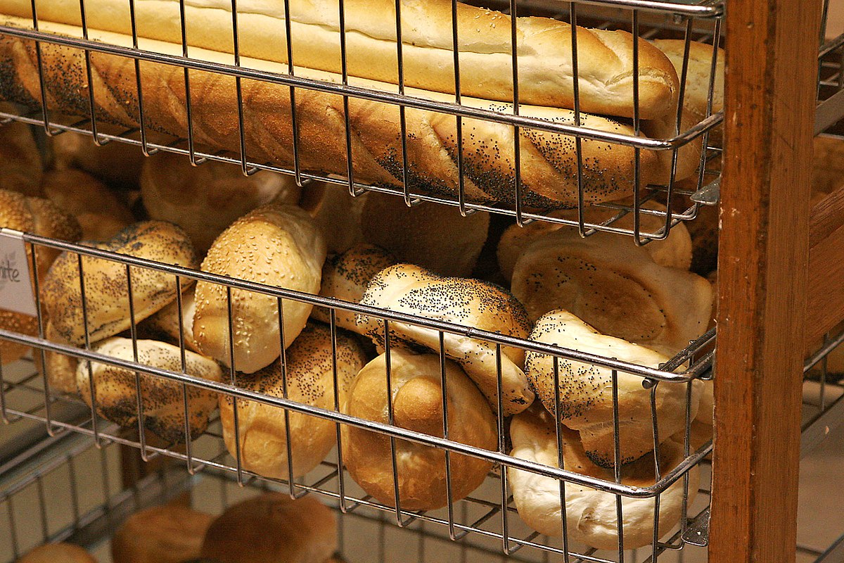 https://upload.wikimedia.org/wikipedia/commons/thumb/8/8a/Bread_rolls_at_a_bakery.jpg/1200px-Bread_rolls_at_a_bakery.jpg