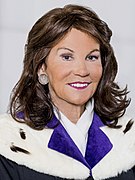 Brigitte Bierlein 2018 (farbiger Porträtausschnitt).jpg