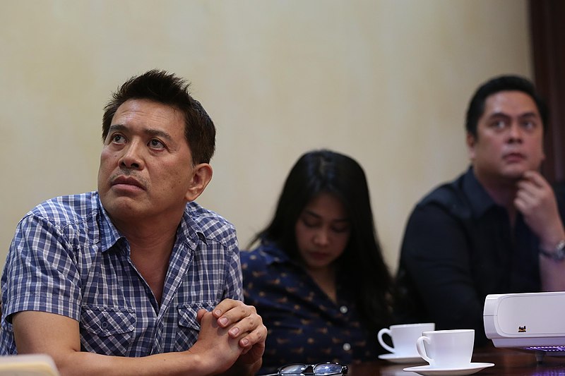 File:Brillante Mendoza and Martin Andanar prepare for 2016 SONA.jpg