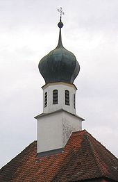 Im Turm der Kapelle befindet sich eine der ältesten Glocken im Landkreis