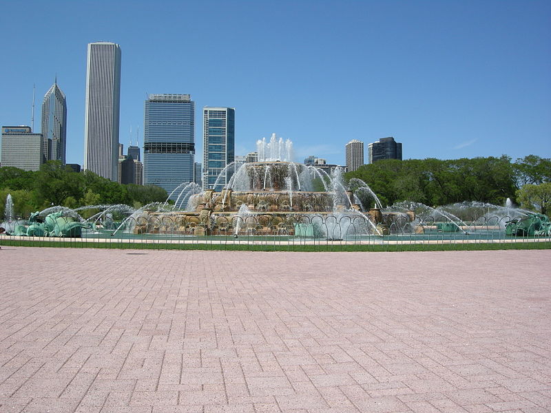 File:Buckingham Fountain and Fountain Table.jpg