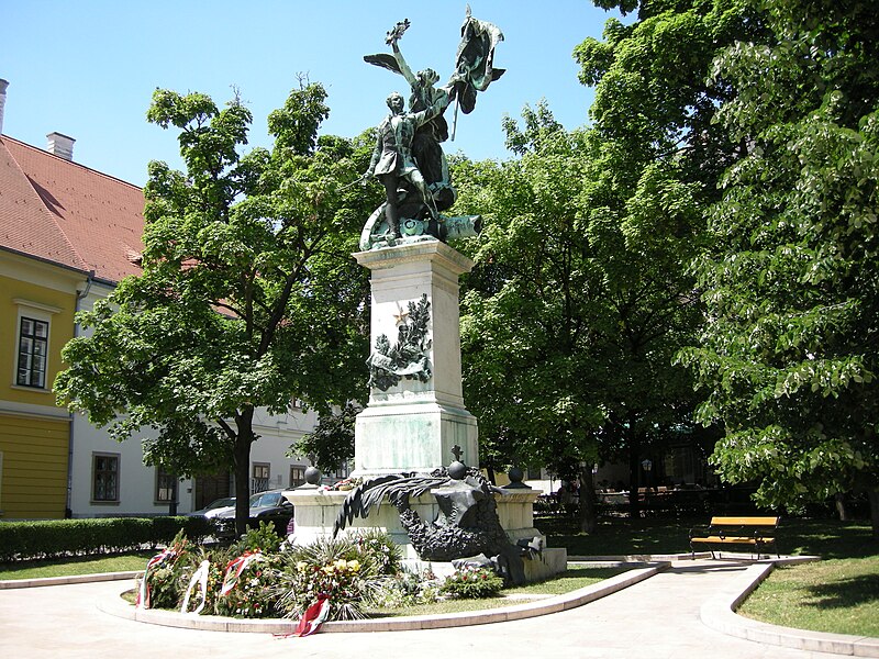 File:Budapest, I. Dísz Square. Honved Statue.jpg