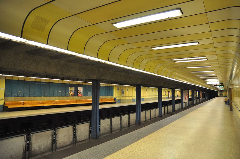 File:Budapest, metró 3, Gyöngyösi utca.jpg