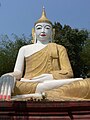 Estátua birmanesa de Buda tocando o solo com a mão