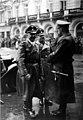 Bruno Streckenbach (stoi w środku), po śmierci Heydricha w 1942 roku czasowo pełnił obowiązki szefa RSHA. Po wojnie skazany na 25 lat ciężkich robót. W 1955 roku amnestionowany.