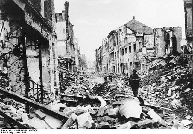 Amerikaanse soldaten in de verwoeste straten van Koblenz, kort na de verovering van de stad op 17 maart 1945