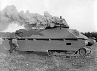 Zdobyczna polska tankietka TKS używana przez Niemców jako podwozie makiety ćwiczebnej