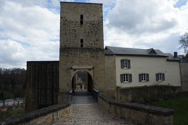 File:Burgeingang BurgFels.JPG