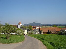 Burkhardsreuth with the parish church of St. Jakob;  in the background the 681 meter high Rauhe Kulm