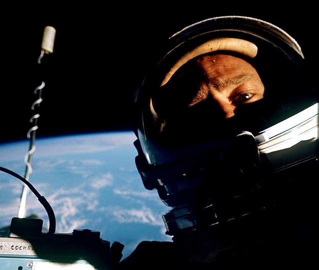 באז אולדרין במהלך EVA בטיסת ג'מיני 12 מצלם את הסלפי הראשון בחלל