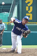 Дайсуке Ямаи в бело-синей бейсбольной форме отбивает бейсбольный мяч.