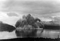 Les débris sont éjectés alors qu'un nuage de poussière s'étend sur Seymour Narrows.