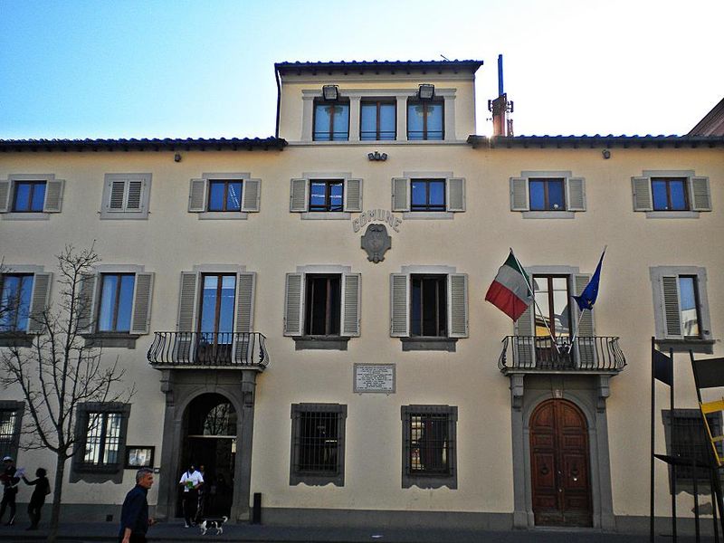 File:Campi-municipio 1.jpg