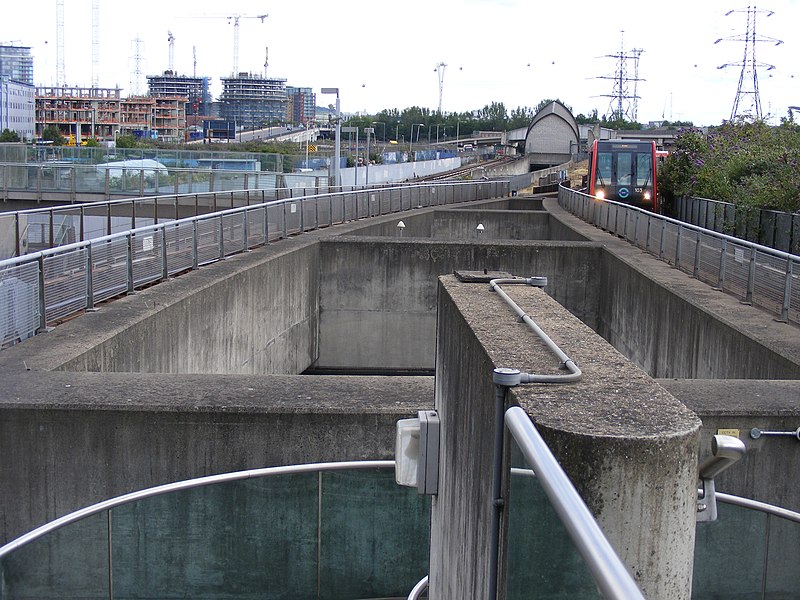 File:Canning Town DLR station.jpg