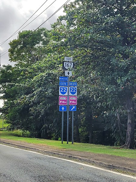 File:Carretera PR-167, intersección con la autopista PR-22, Bayamón, Puerto Rico.jpg