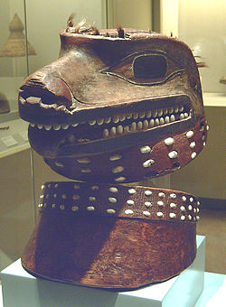Шлем и яка, изобразяващи вълк на индианското племе тлинкит (Музей на Америките, Мадрид)
