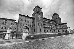 Estense Castle - Ferrara (svart og hvit) .jpg