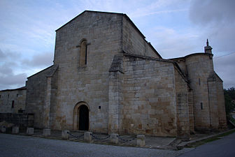 Abadía de Santa María de Aguiar , copiando la fachada de la abadía de Fontfroide .