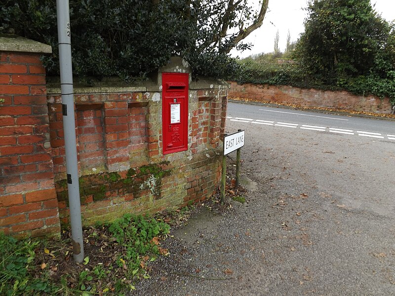 File:Castle Hill Postbox - geograph.org.uk - 4740685.jpg