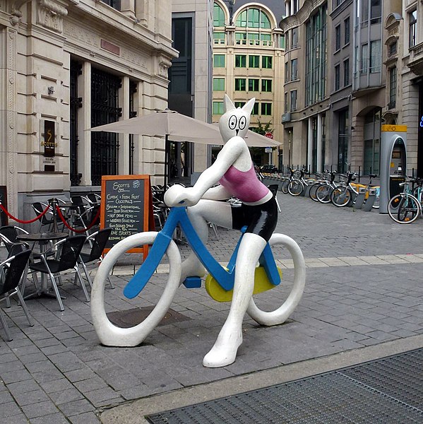 File:Cat on a bike sculpture.“La Cycliste”, Alain Séchas, 2005, the corner of rue Montagne-aux-Herbes-Potagères - panoramio.jpg