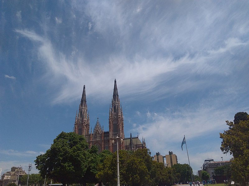 File:Catedral de La Plata en primavera.jpg