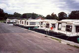 Ein Hausboot ist ein Motorboot