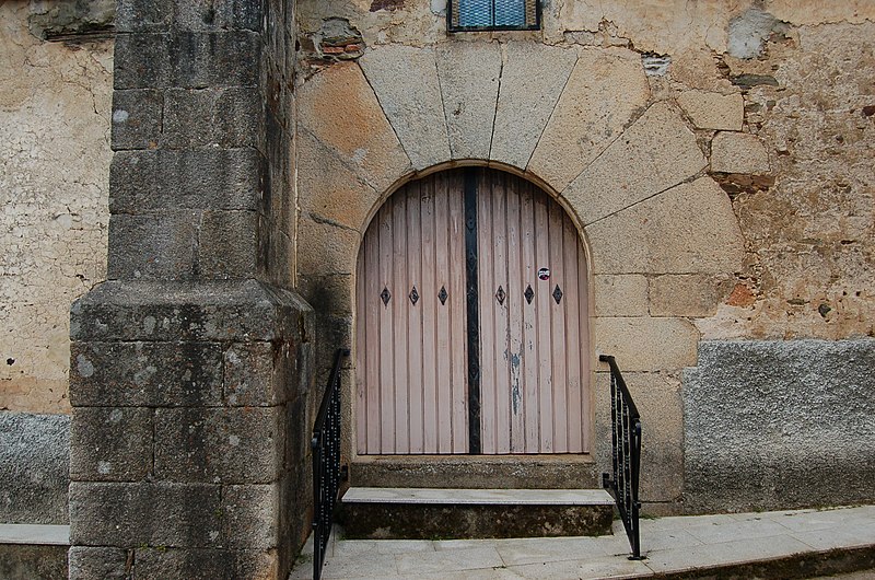 File:Cerezo porta igrexa.jpg