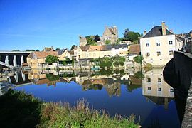 La ville de Beaumont-sur-Sarthe, le cours de la Sarthe et le château en arrière-plan.