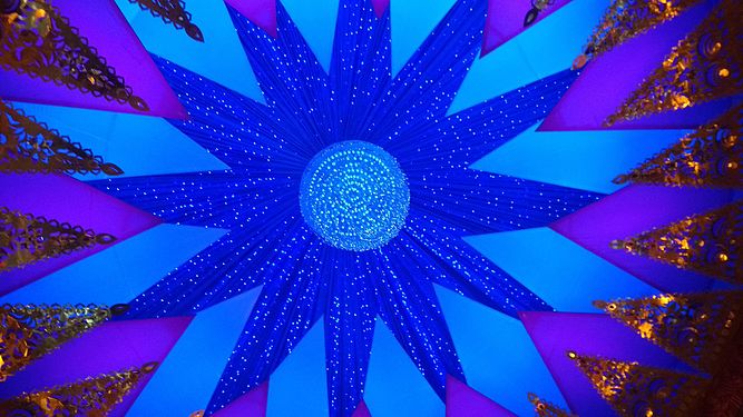 Blue Chandelier im Pandal of Idol Durga