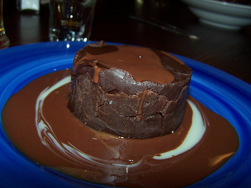 File:Chocolate cake - be Ehud Kenan.jpg