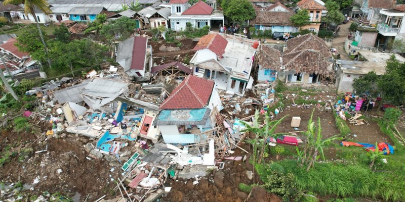 File:Cianjur earthquake homes destroyed.jpg