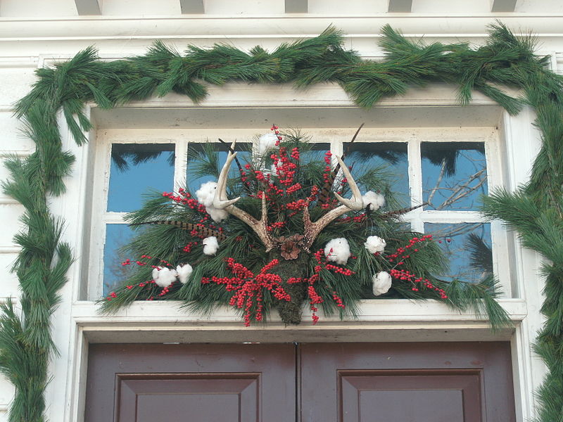 File:Colonial Williamsburg (December, 2011) - Christmas decorations 32.JPG