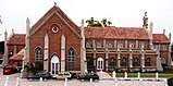 Полный вид на левый фасад церкви Христа в Равалпинди из соседней школы.