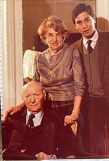 With Isaac Bashevis Singer and his wife Alma in 1985 in New York Con Isaac B. Singer.jpg